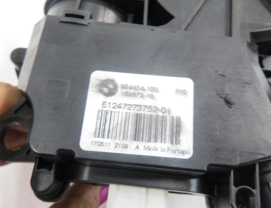 Thumbnail 7: 2011 BMW 550i (F10) REAR TRUNK SOFT CLOSE ACTUATOR MOTOR