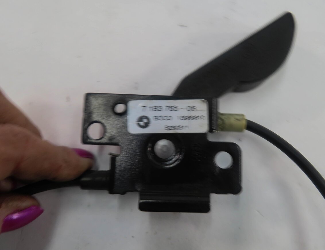 Thumbnail 9: 2011 BMW 550i (F10) FRONT LEFT & RIGHT UPPER HOOD SAFETY LATCH SET-2 w/ CABLE