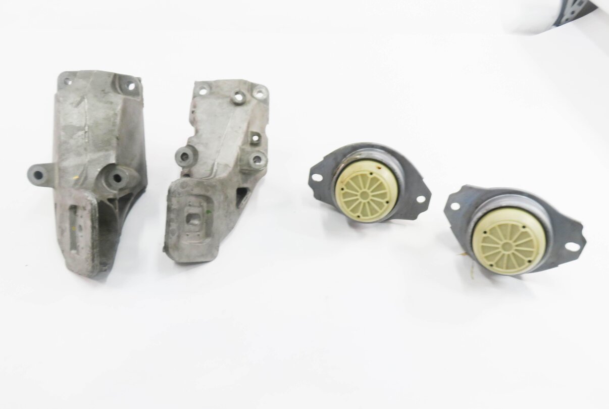 Thumbnail 2: 2012 LAND ROVER LR4 - 5.0L AJ133 V8 ENGINE LEFT & RIGHT MOTOR MOUNT BRACKET SET