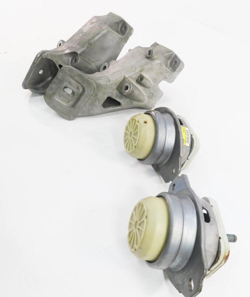 Thumbnail 3: 2012 LAND ROVER LR4 - 5.0L AJ133 V8 ENGINE LEFT & RIGHT MOTOR MOUNT BRACKET SET