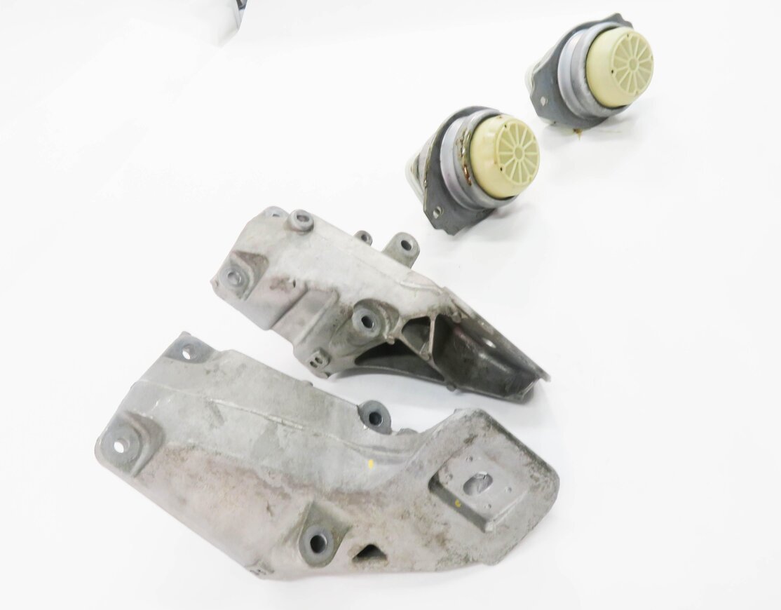 Thumbnail 4: 2012 LAND ROVER LR4 - 5.0L AJ133 V8 ENGINE LEFT & RIGHT MOTOR MOUNT BRACKET SET