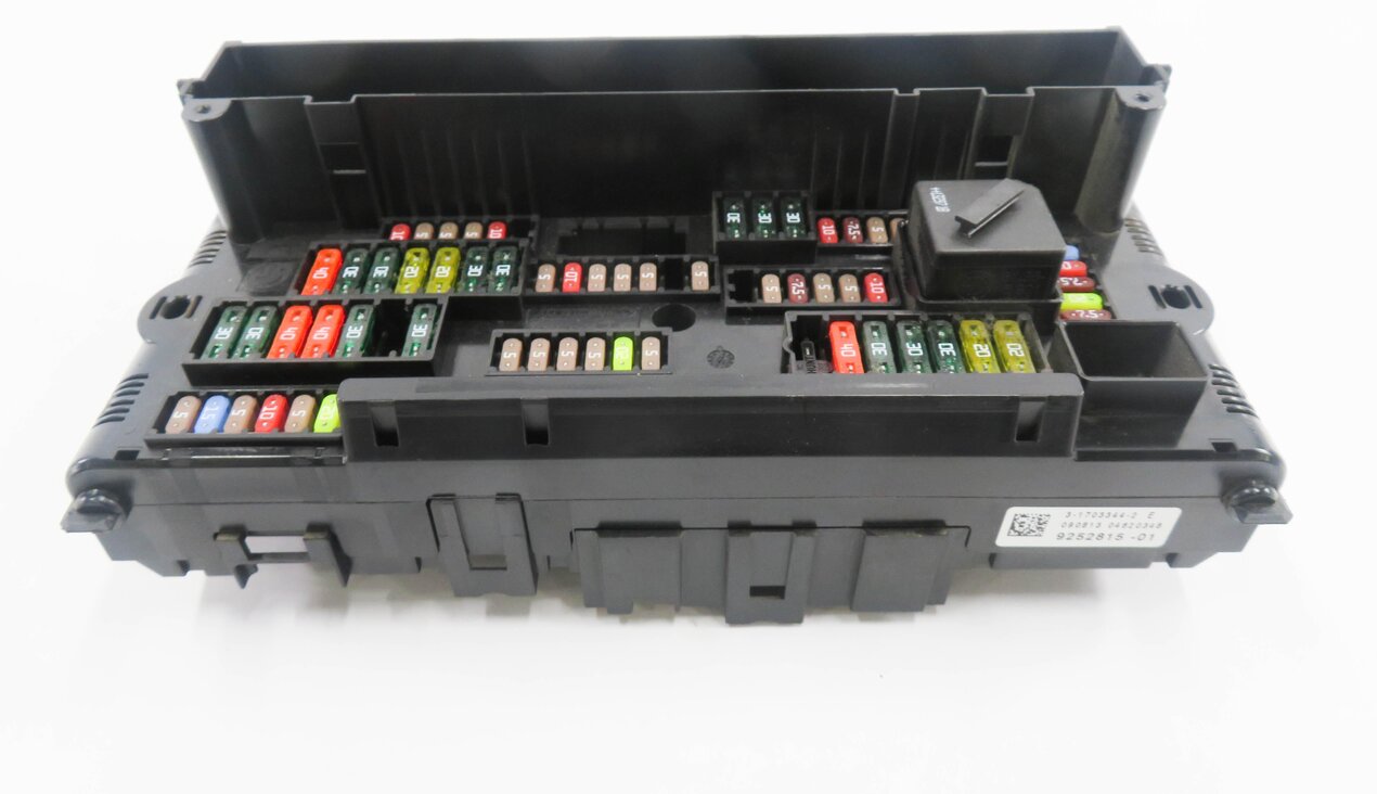 Thumbnail 3: 2014 BMW 535i (F10) FRONT POWER DISTRIBUTION FUSE BOX
