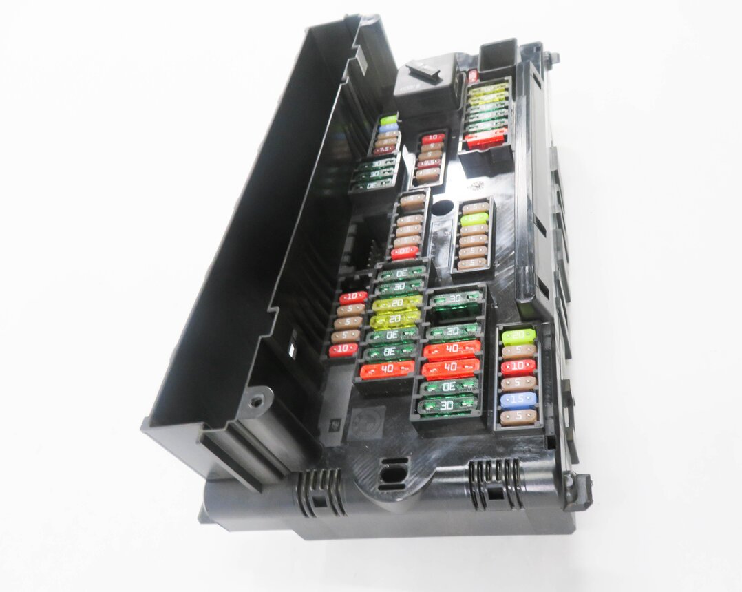 Thumbnail 4: 2014 BMW 535i (F10) FRONT POWER DISTRIBUTION FUSE BOX