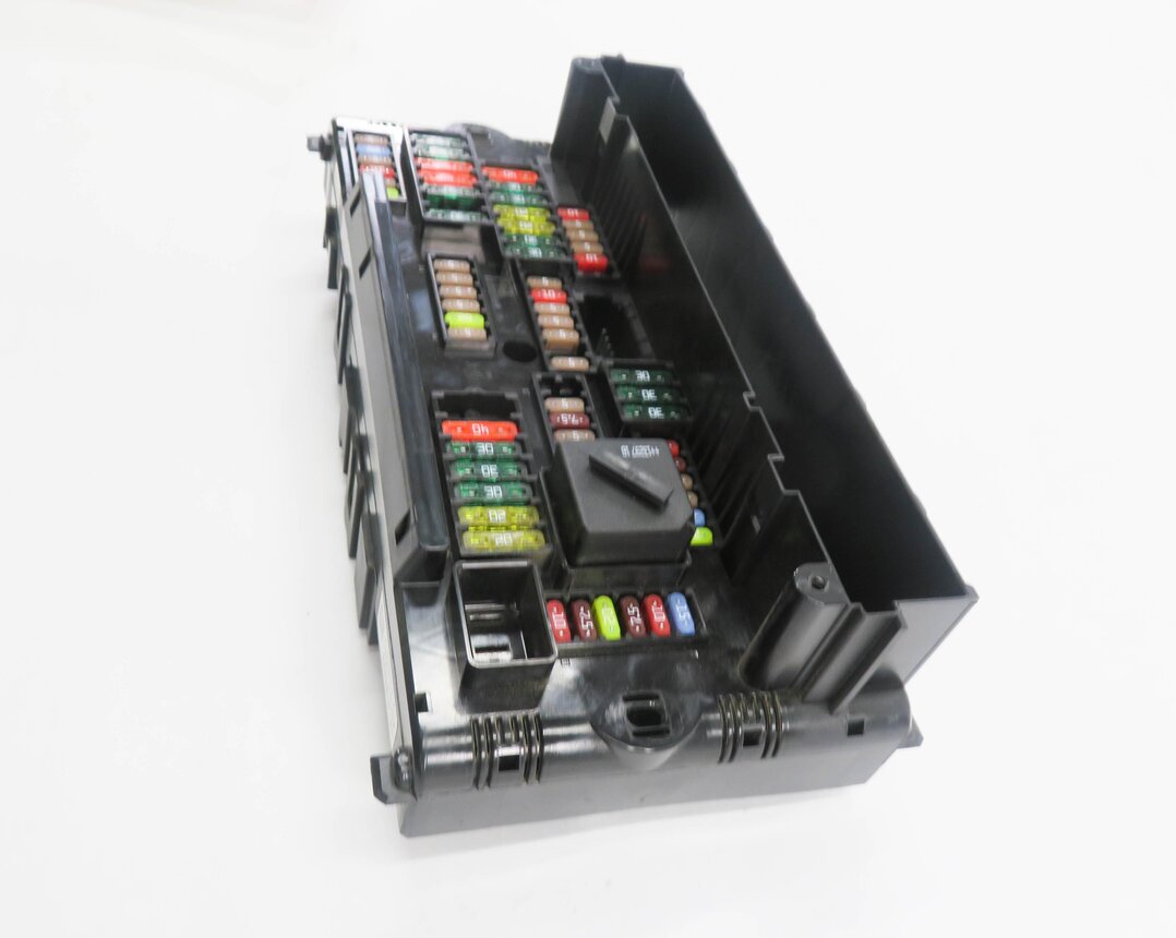 Thumbnail 5: 2014 BMW 535i (F10) FRONT POWER DISTRIBUTION FUSE BOX