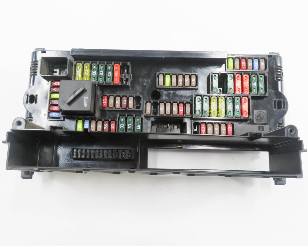 Thumbnail 6: 2014 BMW 535i (F10) FRONT POWER DISTRIBUTION FUSE BOX
