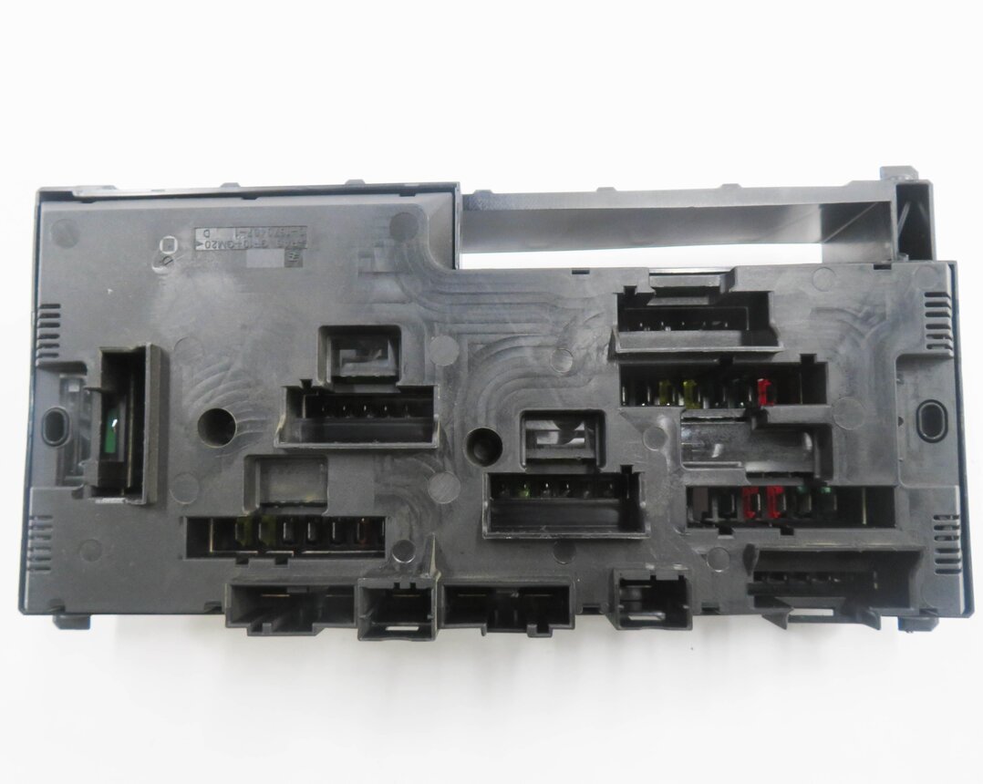 Thumbnail 7: 2014 BMW 535i (F10) FRONT POWER DISTRIBUTION FUSE BOX