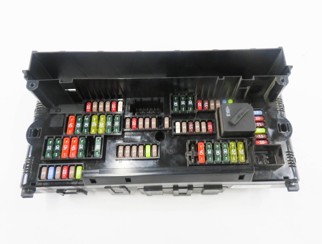 Thumbnail 2: 2013 BMW 550iGT (F07) FRONT POWER DISTRIBUTION FUSE BOX