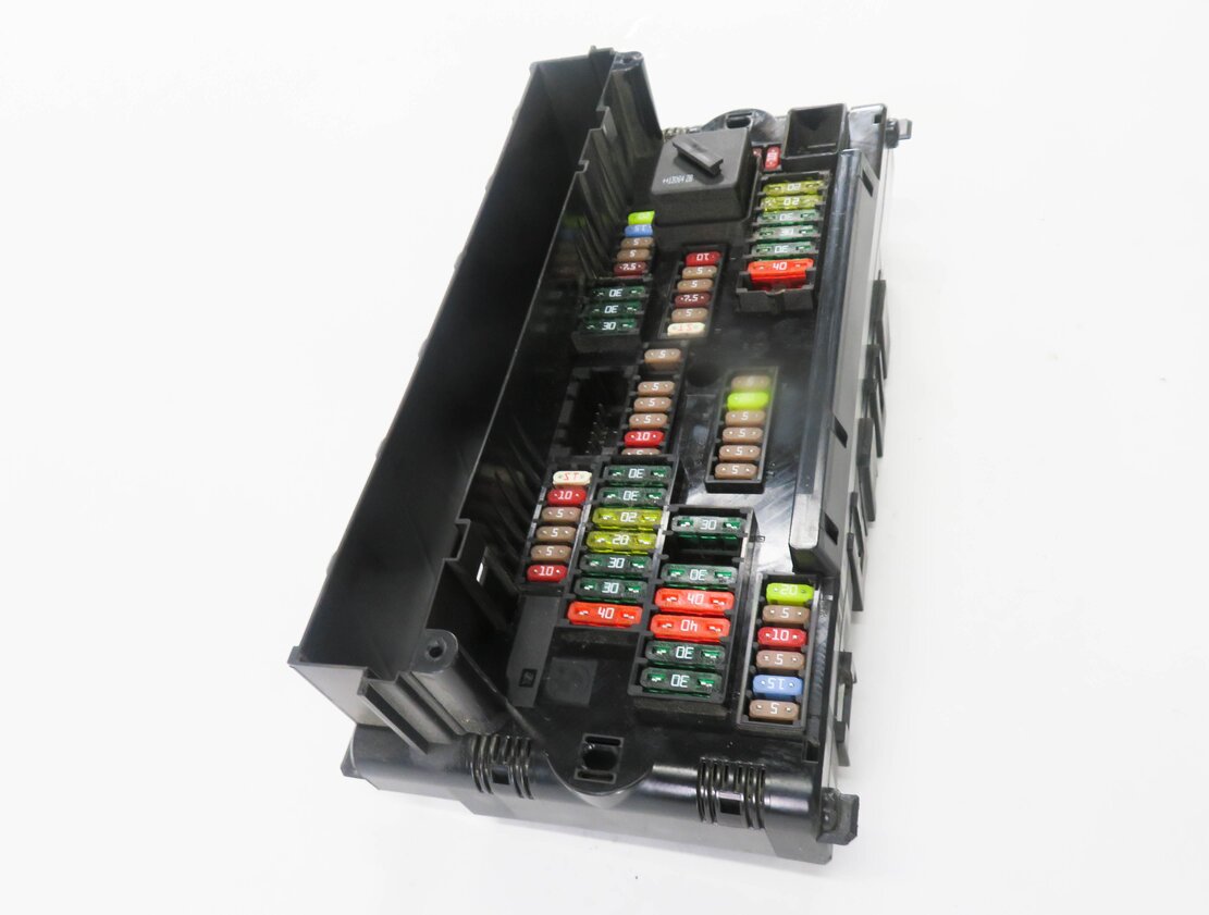 Thumbnail 3: 2013 BMW 550iGT (F07) FRONT POWER DISTRIBUTION FUSE BOX