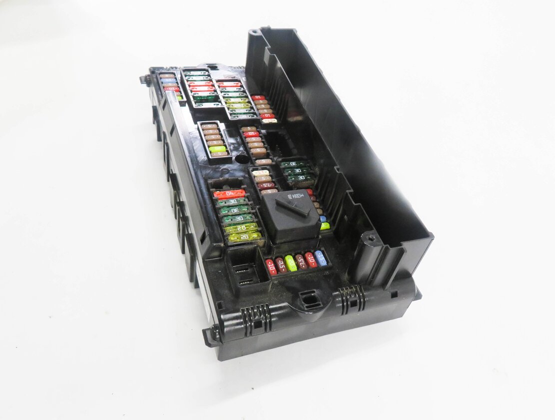Thumbnail 4: 2013 BMW 550iGT (F07) FRONT POWER DISTRIBUTION FUSE BOX