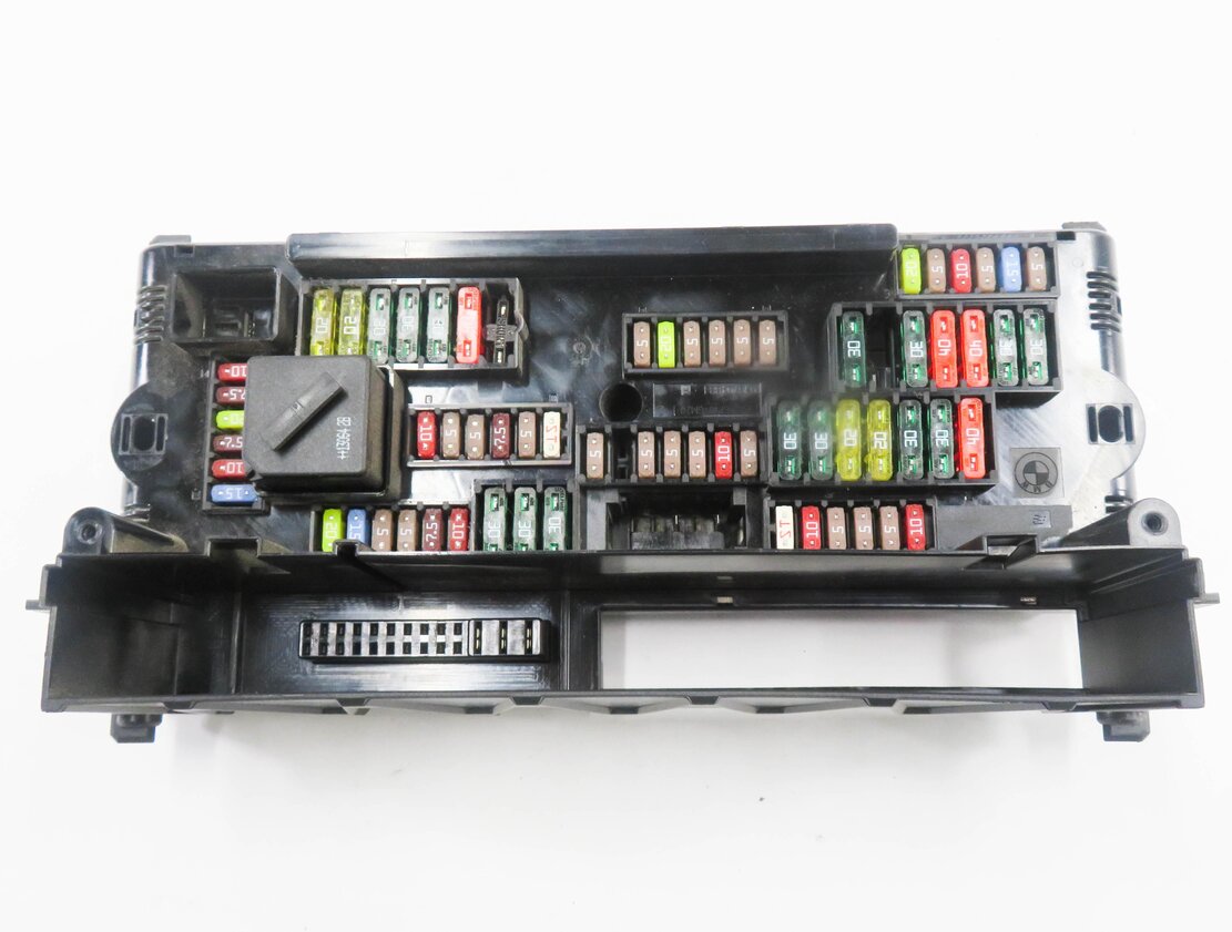 Thumbnail 5: 2013 BMW 550iGT (F07) FRONT POWER DISTRIBUTION FUSE BOX