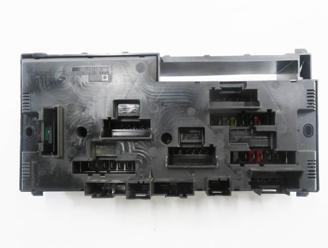 Thumbnail 6: 2013 BMW 550iGT (F07) FRONT POWER DISTRIBUTION FUSE BOX