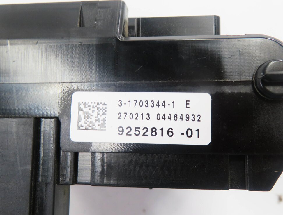 Thumbnail 7: 2013 BMW 550iGT (F07) FRONT POWER DISTRIBUTION FUSE BOX