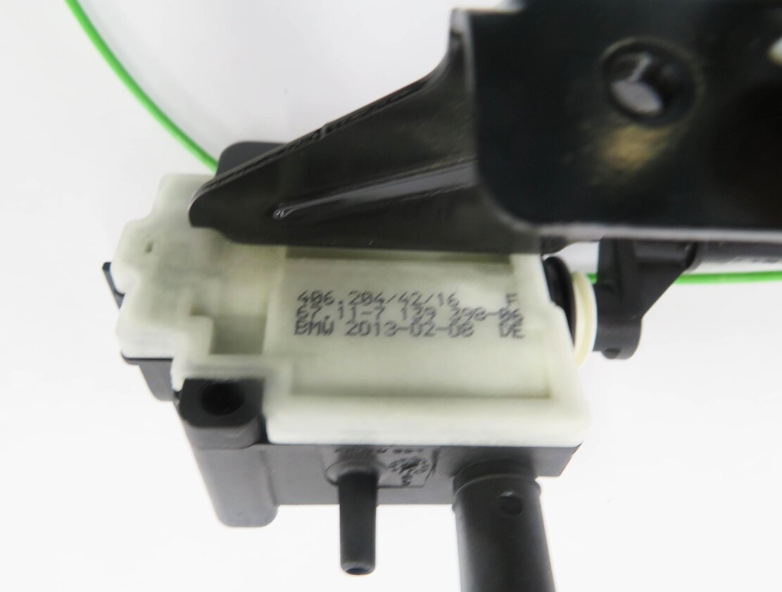 Thumbnail 6: 2013 BMW 550iGT (F07) FUEL TANK DOOR SERVO ACTUATOR MOTOR