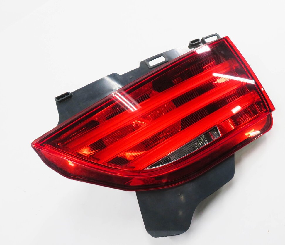 2010-2013 BMW 535iGT 550iGT (F07) RIGHT PASSENGER TRUNK LID TAILLIGHT LIGHT LAMP