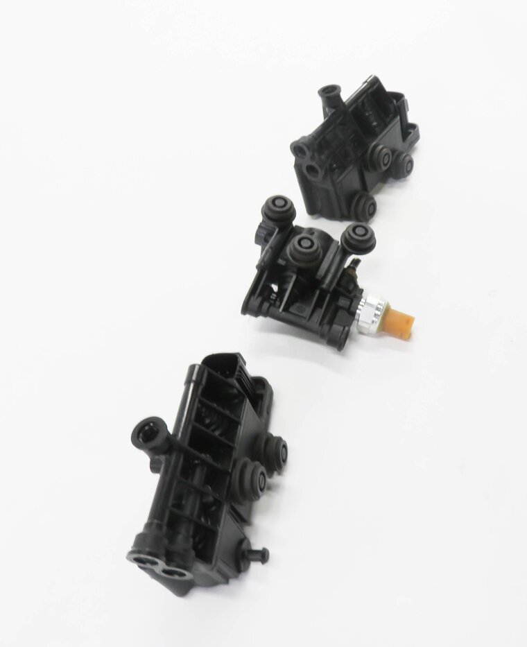 Thumbnail 2: 2010 LAND ROVER LR4 - AIR SUSPENSION VALVE BLOCK SET-3