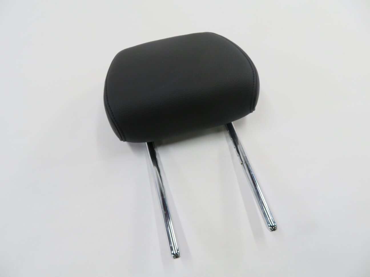 Thumbnail 2: 2016 BMW X1 (F48) REAR SEAT HEADREST (BLACK SENSATEC VINYL PKCSW)