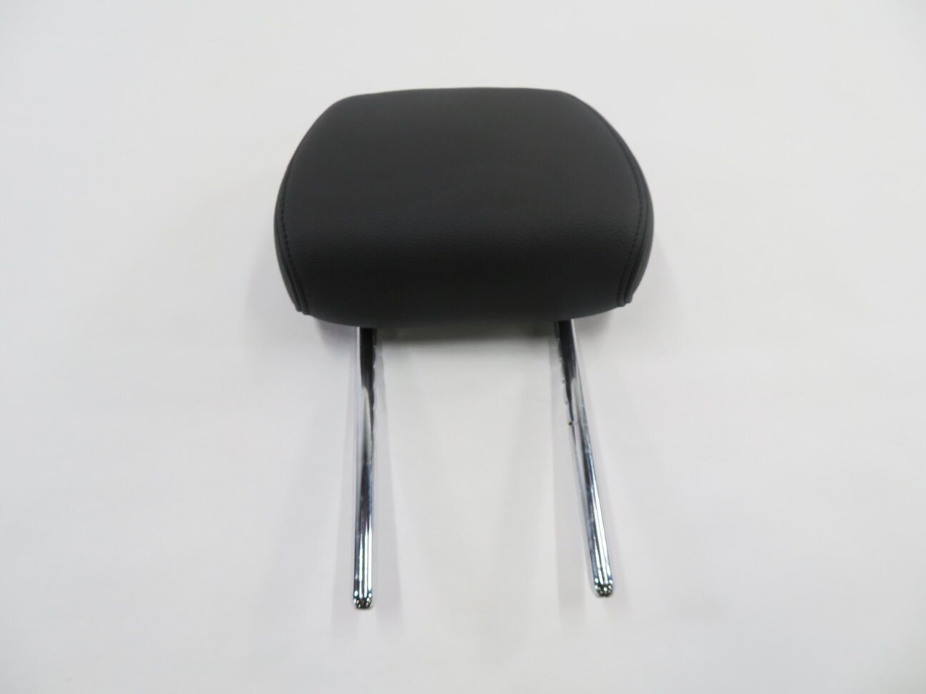 Thumbnail 3: 2016 BMW X1 (F48) REAR SEAT HEADREST (BLACK SENSATEC VINYL PKCSW)
