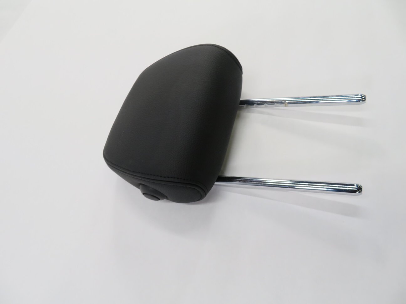 Thumbnail 4: 2016 BMW X1 (F48) REAR SEAT HEADREST (BLACK SENSATEC VINYL PKCSW)