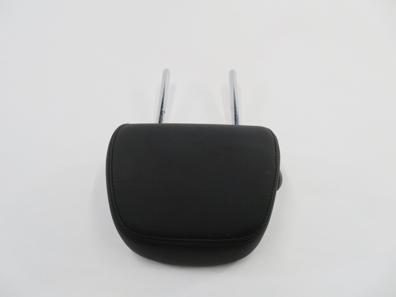 Thumbnail 5: 2016 BMW X1 (F48) REAR SEAT HEADREST (BLACK SENSATEC VINYL PKCSW)