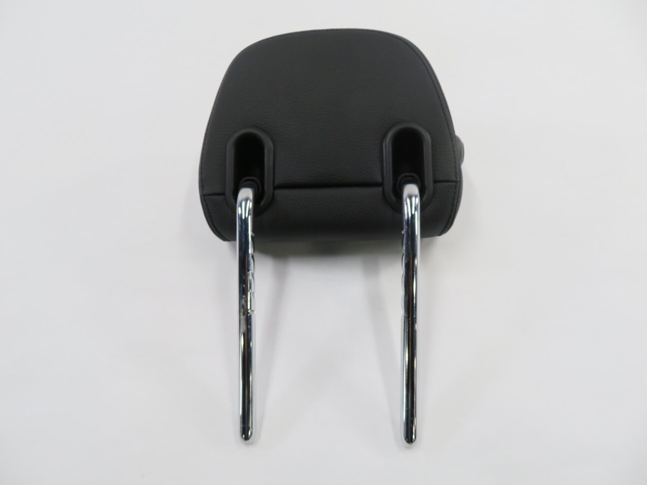Thumbnail 7: 2016 BMW X1 (F48) REAR SEAT HEADREST (BLACK SENSATEC VINYL PKCSW)