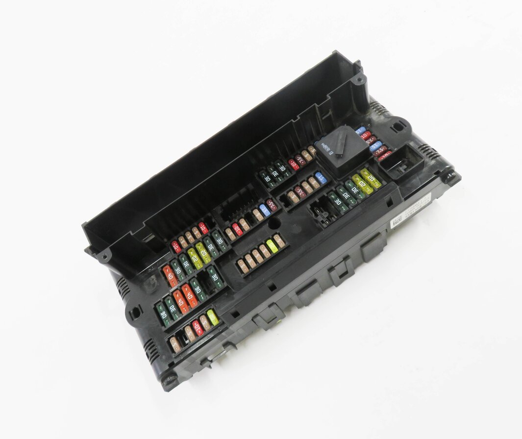 2009 BMW 750i (F01) FRONT POWER DISTRIBUTION FUSE BOX