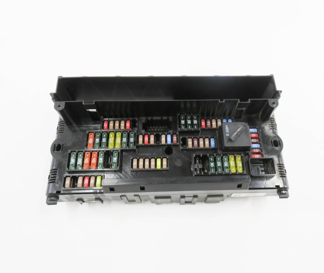 Thumbnail 2: 2009 BMW 750i (F01) FRONT POWER DISTRIBUTION FUSE BOX