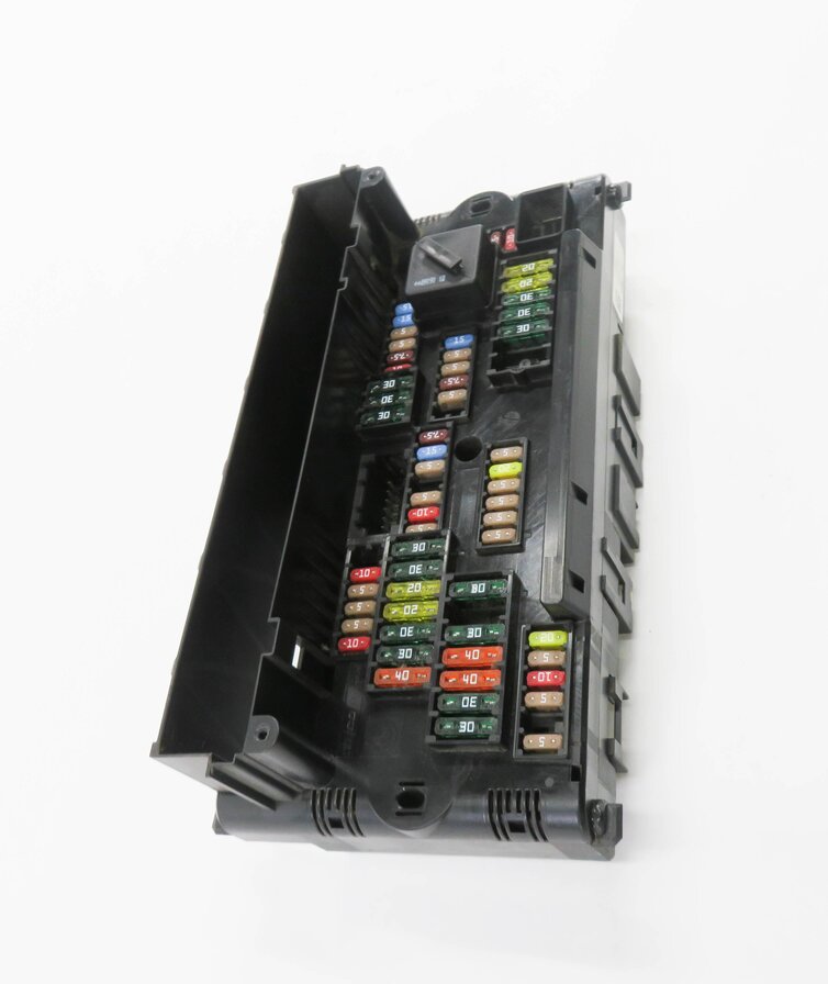 Thumbnail 3: 2009 BMW 750i (F01) FRONT POWER DISTRIBUTION FUSE BOX