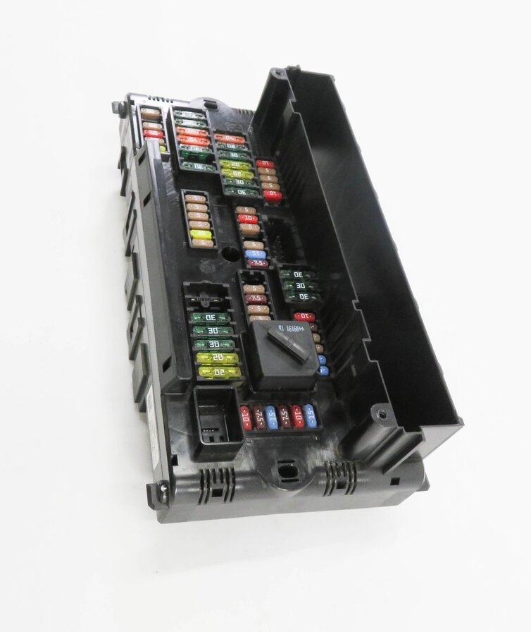 Thumbnail 4: 2009 BMW 750i (F01) FRONT POWER DISTRIBUTION FUSE BOX