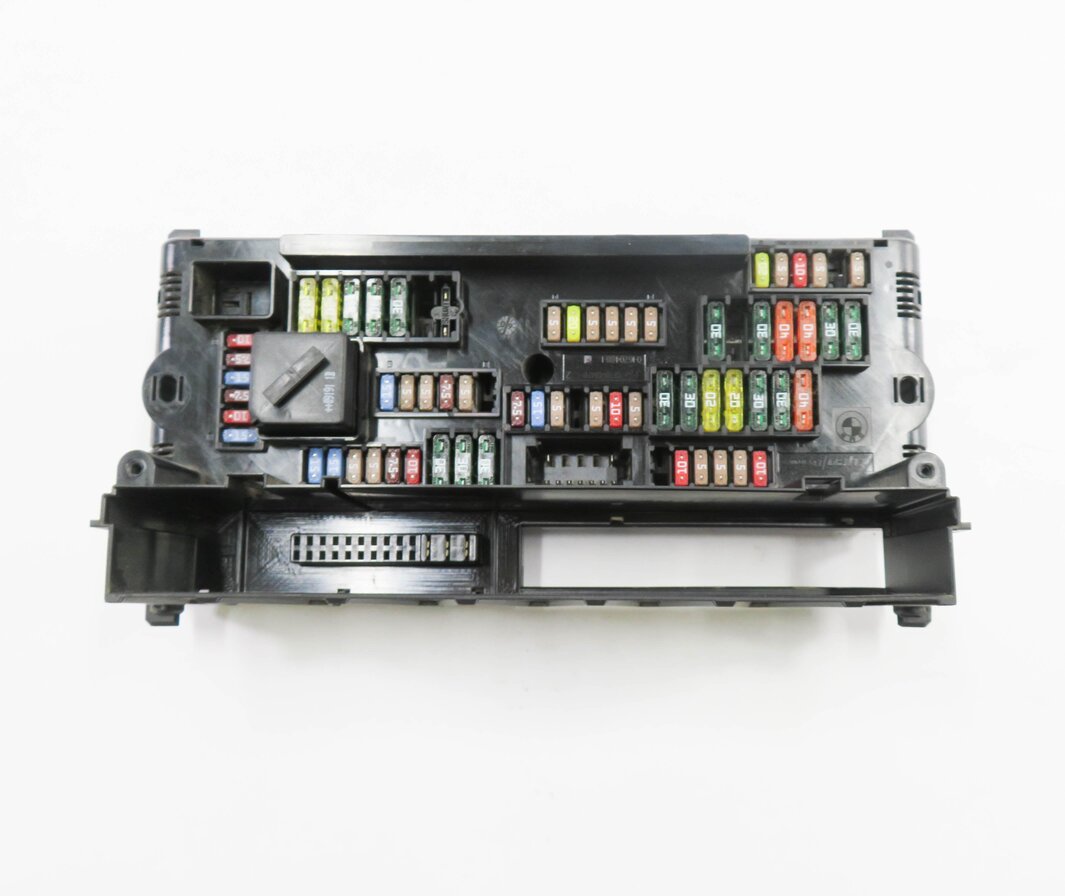 Thumbnail 5: 2009 BMW 750i (F01) FRONT POWER DISTRIBUTION FUSE BOX
