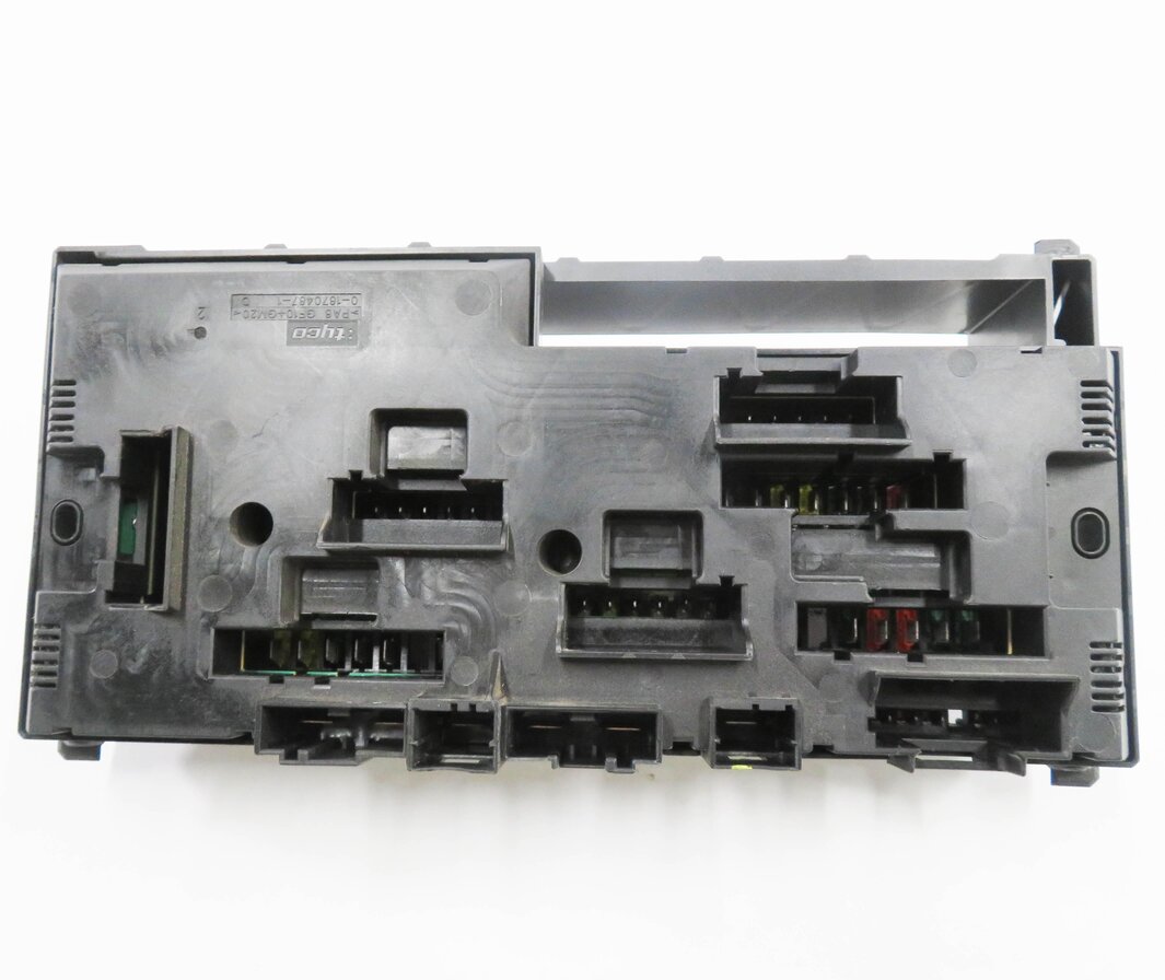 Thumbnail 6: 2009 BMW 750i (F01) FRONT POWER DISTRIBUTION FUSE BOX