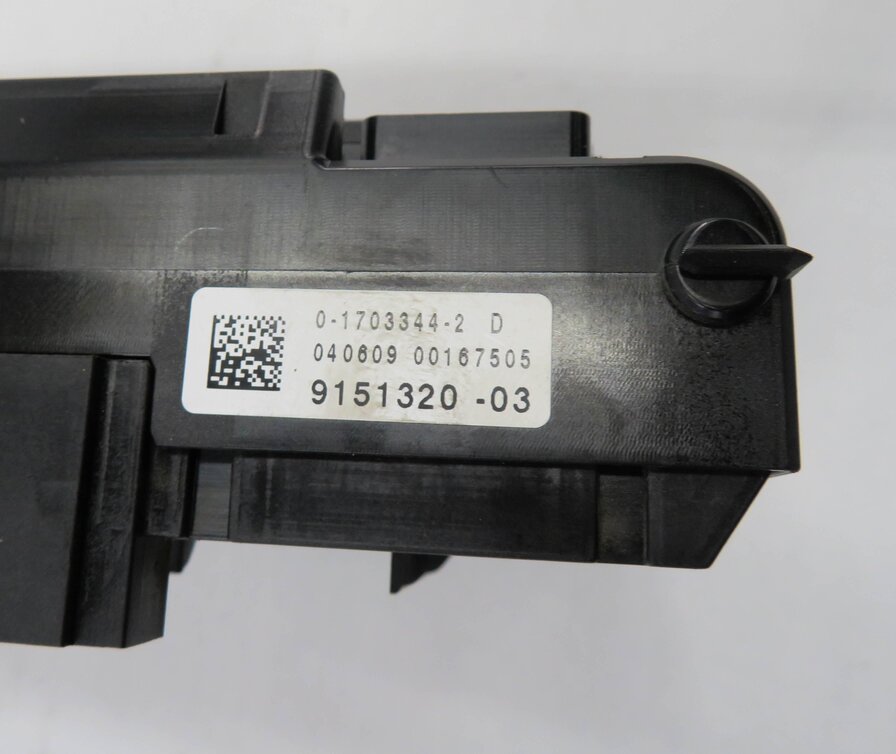 Thumbnail 7: 2009 BMW 750i (F01) FRONT POWER DISTRIBUTION FUSE BOX