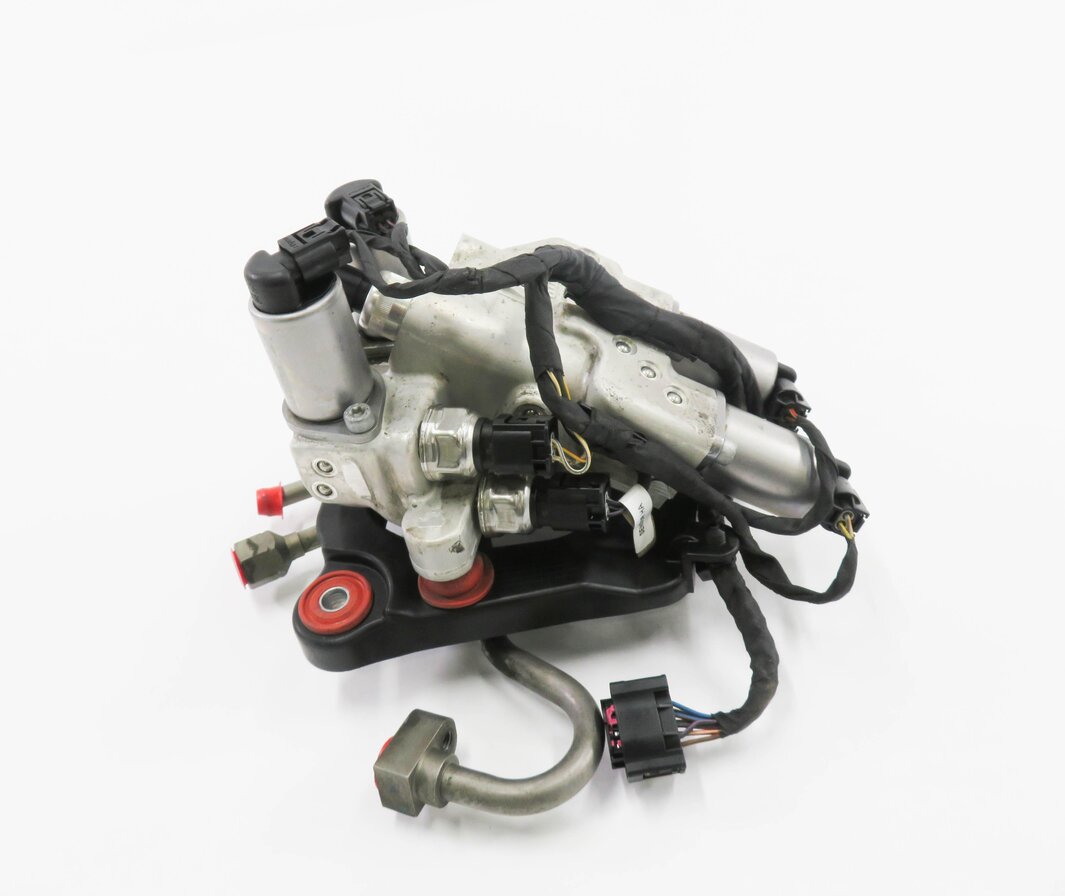 Thumbnail 2: 2009 BMW 750i (F01) 4.4L TWIN TURBO ENGINE - DYNAMIC DRIVE HYDRAULIC VALVE BLOCK
