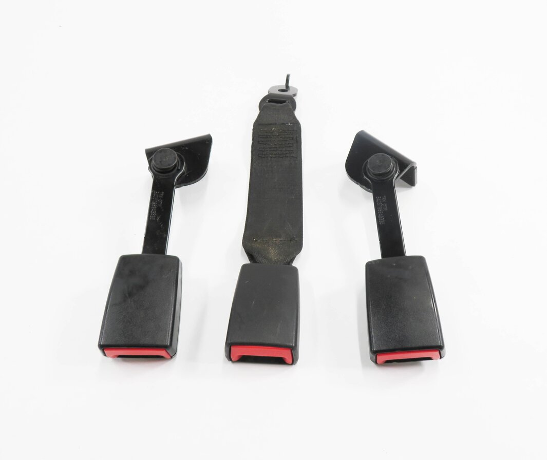 Thumbnail 2: 2009 BMW 750i (F01) REAR SEAT SEATBELT BUCKLE RECEIVER SET-3 (BLACK)
