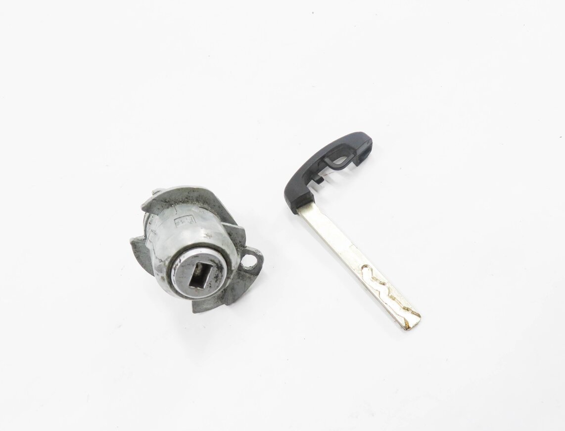 2014 BMW 535D (F10) LEFT FRONT DRIVER DOOR HANDLE LOCK CYLINDER w/ KEY