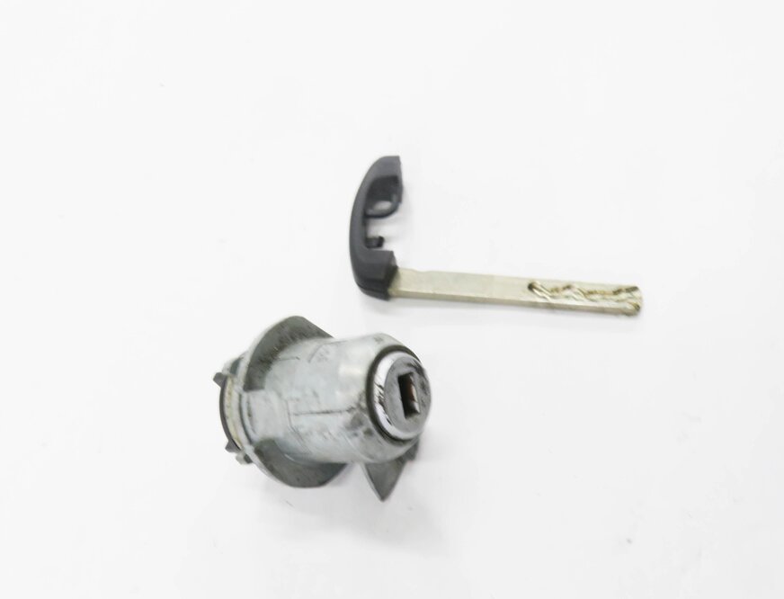 Thumbnail 3: 2014 BMW 535D (F10) LEFT FRONT DRIVER DOOR HANDLE LOCK CYLINDER w/ KEY