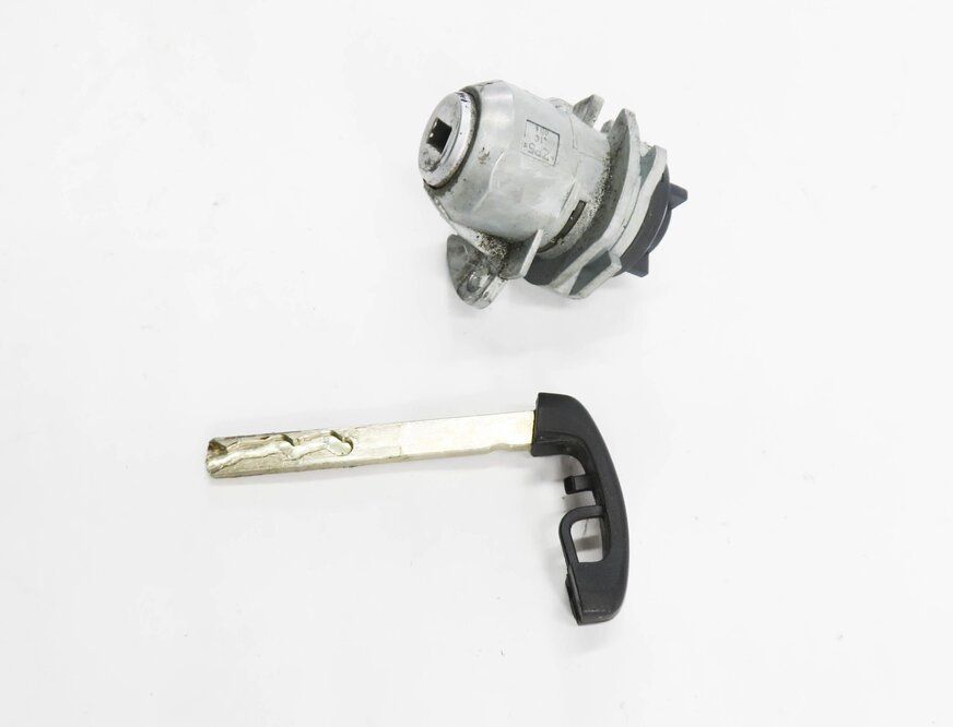 Thumbnail 4: 2014 BMW 535D (F10) LEFT FRONT DRIVER DOOR HANDLE LOCK CYLINDER w/ KEY