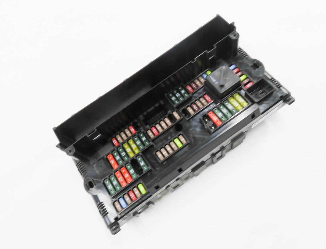 2014 BMW 535D (F10) FRONT POWER DISTRIBUTION FUSE BOX