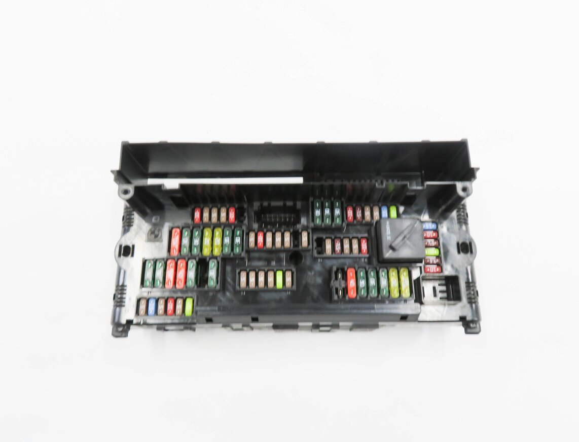 Thumbnail 2: 2014 BMW 535D (F10) FRONT POWER DISTRIBUTION FUSE BOX