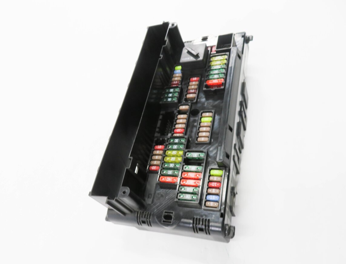Thumbnail 3: 2014 BMW 535D (F10) FRONT POWER DISTRIBUTION FUSE BOX