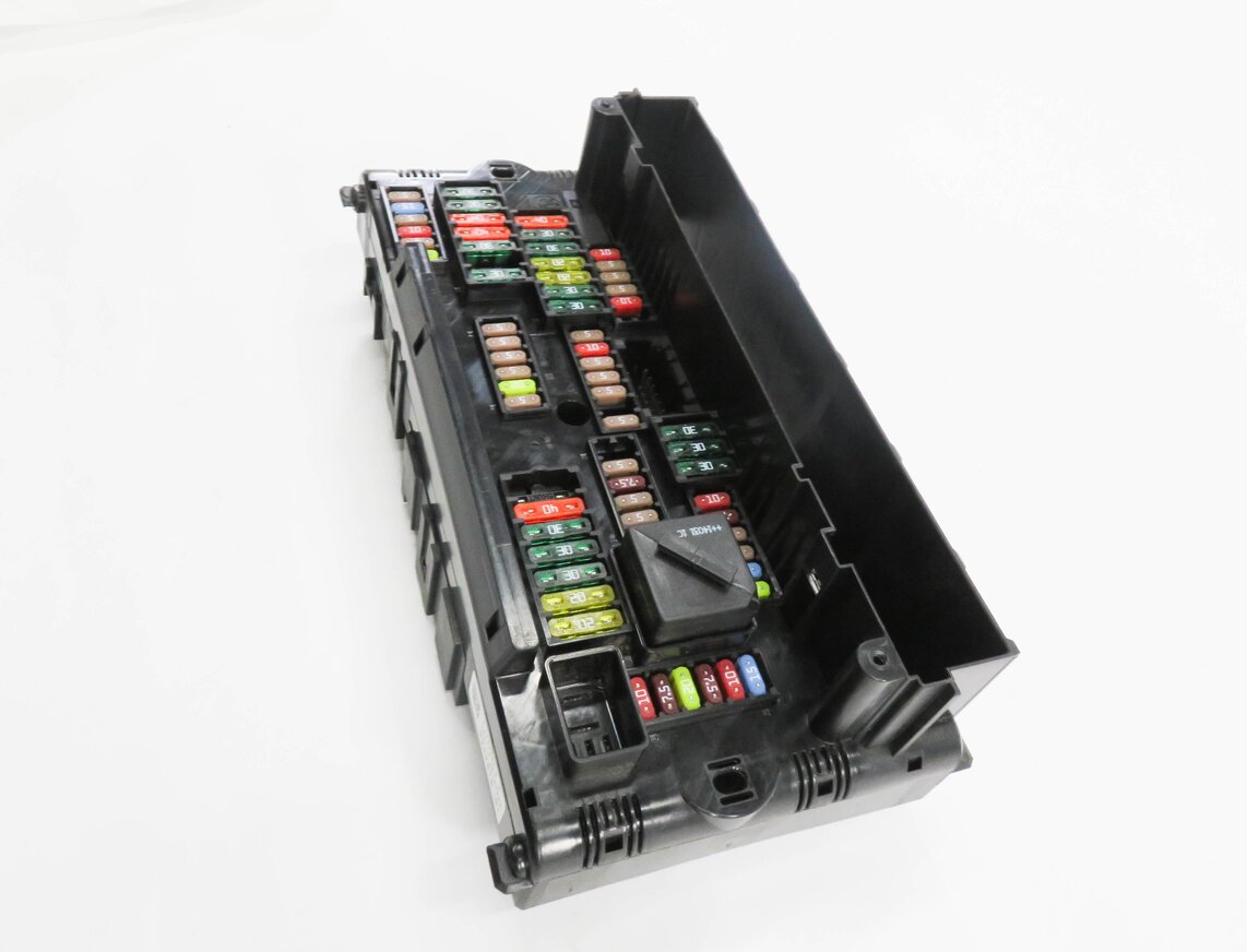 Thumbnail 4: 2014 BMW 535D (F10) FRONT POWER DISTRIBUTION FUSE BOX
