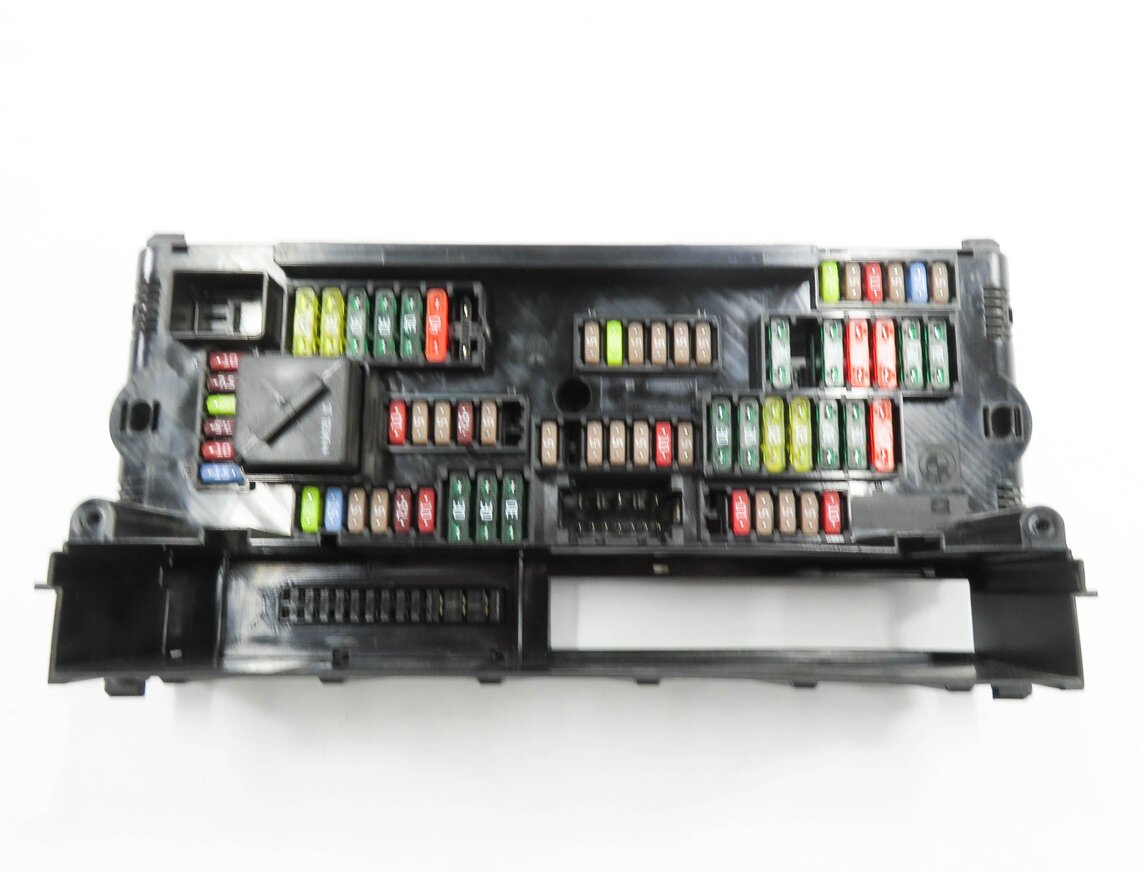 Thumbnail 5: 2014 BMW 535D (F10) FRONT POWER DISTRIBUTION FUSE BOX
