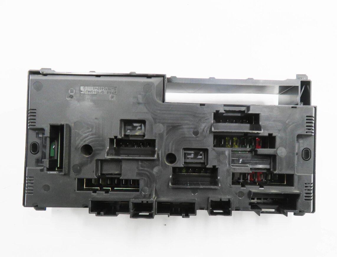 Thumbnail 6: 2014 BMW 535D (F10) FRONT POWER DISTRIBUTION FUSE BOX