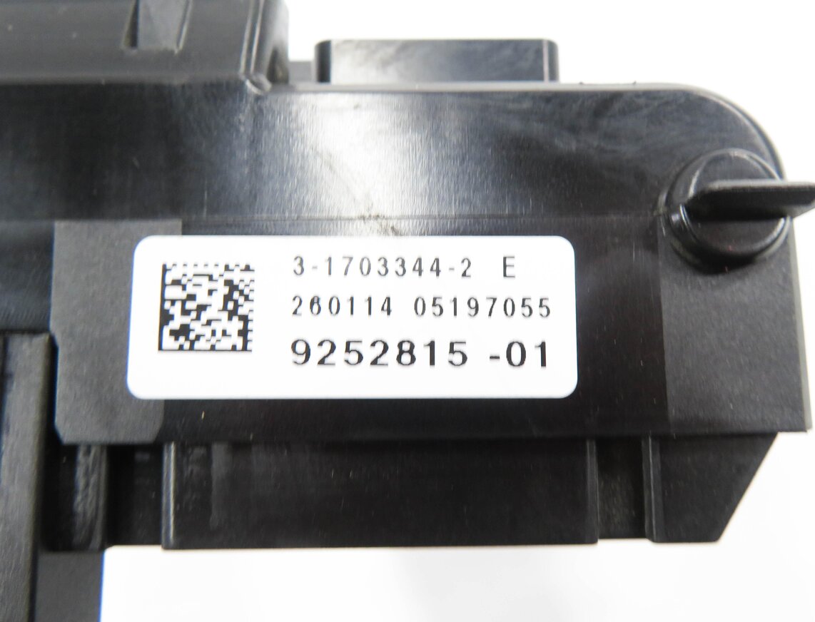 Thumbnail 7: 2014 BMW 535D (F10) FRONT POWER DISTRIBUTION FUSE BOX