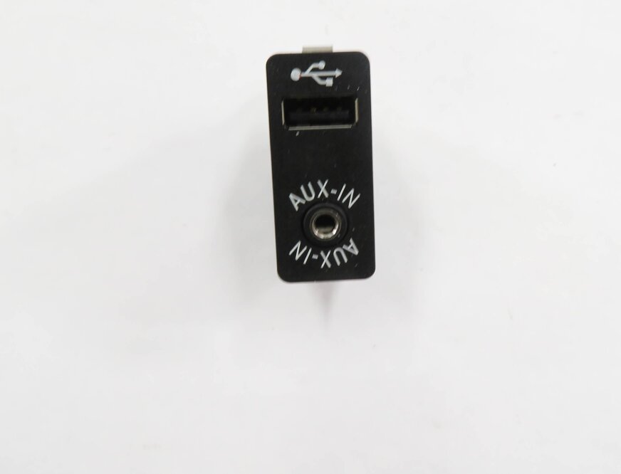 Thumbnail 2: 2014 BMW 535D (F10) RADIO STEREO AUX AUXILIARY AUDIO IN INPUT JACK w/ USB