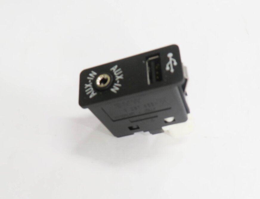 Thumbnail 4: 2014 BMW 535D (F10) RADIO STEREO AUX AUXILIARY AUDIO IN INPUT JACK w/ USB