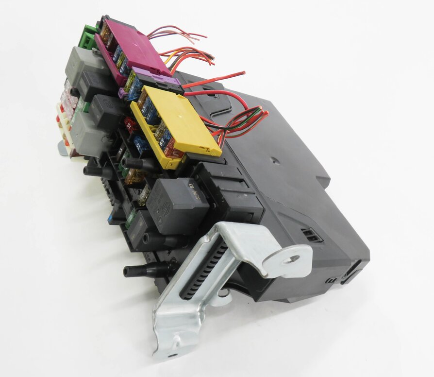 Thumbnail 4: 2016 MERCEDES E350 (W212) WAGON - REAR SIGNAL ACQUISTION CONTROL MODULE SAM