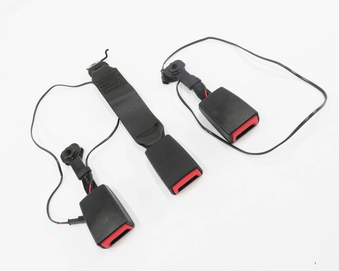 Thumbnail 1: 2012 BMW 750i (F01) REAR SEAT SEATBELT BUCKLE RECEIVER SET-3 (BLACK)
