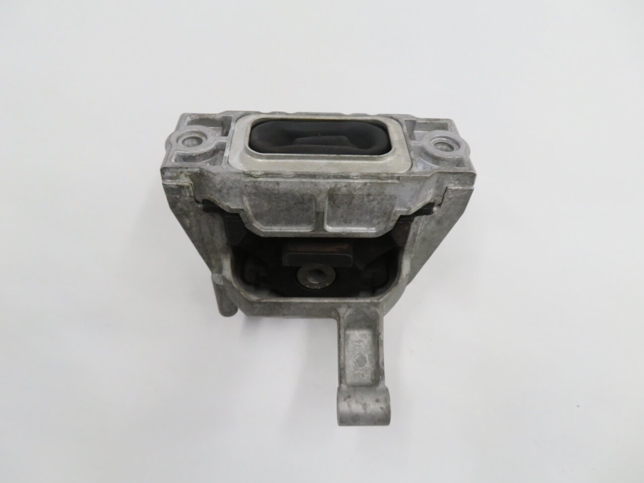 Thumbnail 6: 2017 AUDI Q3 (8U) 2.0L CCTA TURBO ENGINE - RIGHT PASSENGER SIDE MOTOR MOUNT