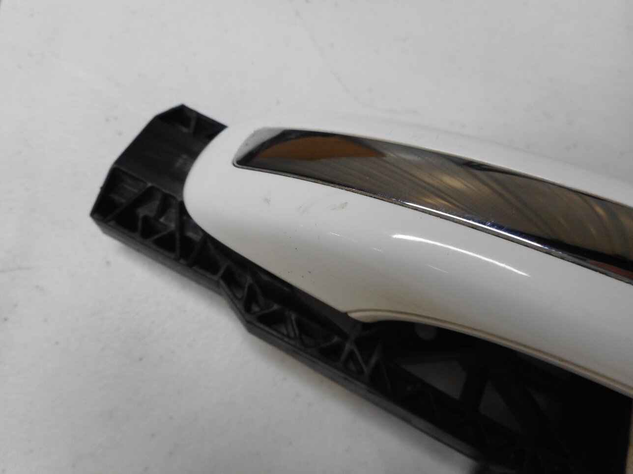 Thumbnail 6: 2007-2015 AUDI Q7 (4L) LEFT SIDE REAR EXTERIOR DOOR HANDLE (IBIS WHITE T9)
