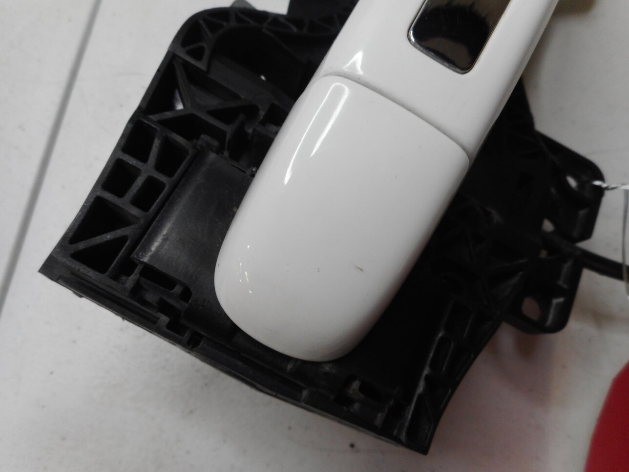 Thumbnail 7: 2007-2015 AUDI Q7 (4L) LEFT SIDE REAR EXTERIOR DOOR HANDLE (IBIS WHITE T9)